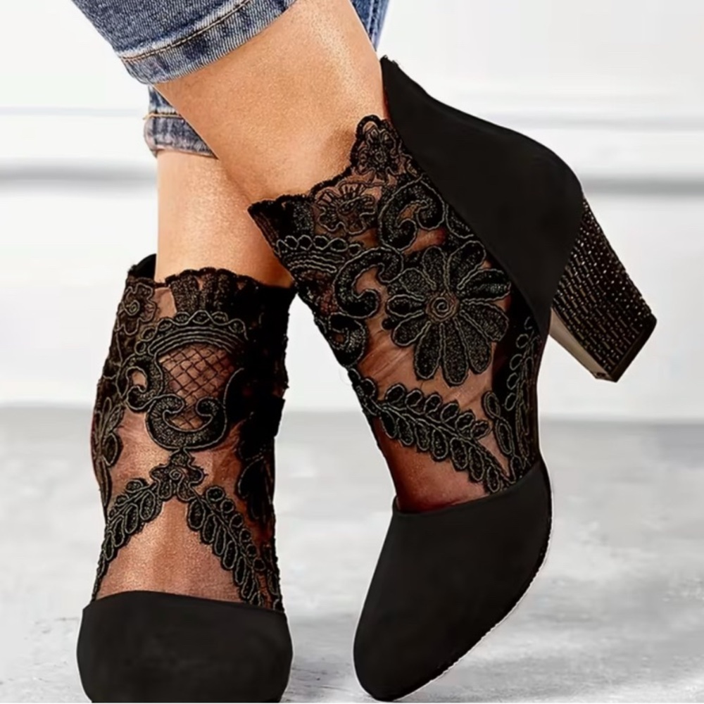 🕷️NWOB! Beautiful Black Lace Felt Zip Back Metallic Heels Ankle Booties!